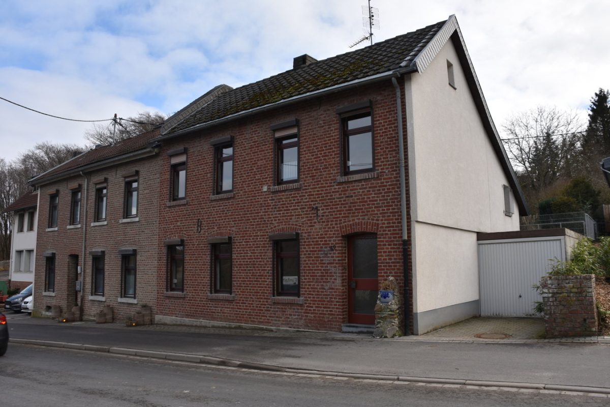 Immobilienangebot - Eschweiler - Wohnen - Halbfreistehendes Einfamilienhaus mit großem Garten und Garage