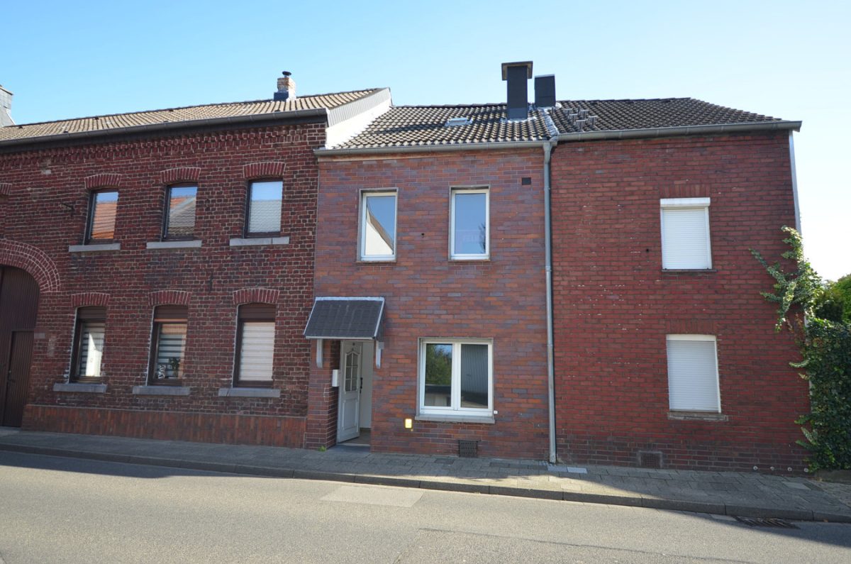 Immobilienangebot - Baesweiler - Wohnen - Renovierungsbedürftiges Einfamilienhaus mit kleinem Innenhof