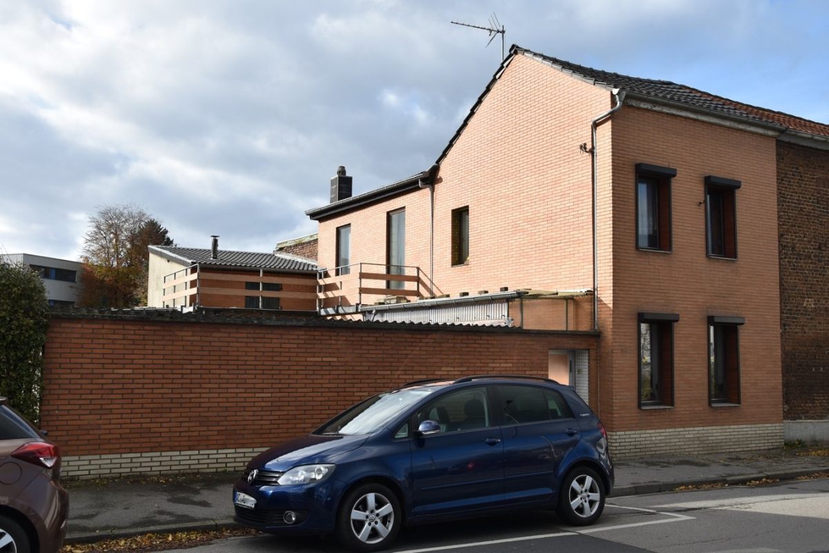Immobilienangebot - Würselen - Wohnen - Einseitig angebautes Einfamilienhaus mit Renovierungsbedarf in Broichweiden