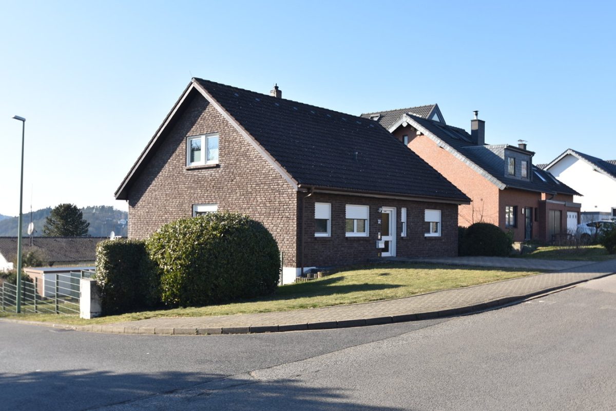 Immobilienangebot - Nideggen - Wohnen - Ihr neues Eigenheim mit vielseitigen Nutzungsmöglichkeiten in bester Wohnlage mit Blick auf die Burg
