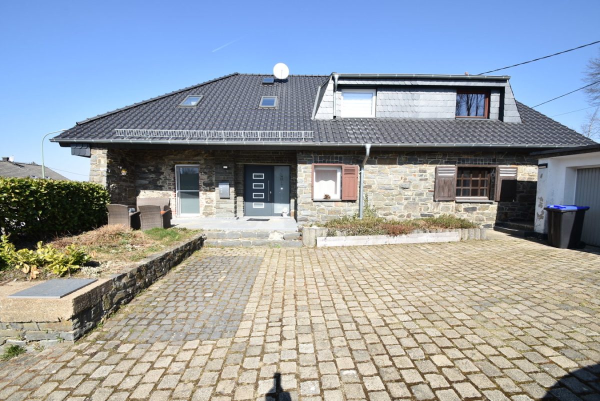Immobilienangebot - Monschau - Wohnen - Freistehendes Einfamilienhaus mit Einliegerwohnung und 2 Garagen in ruhiger Lage