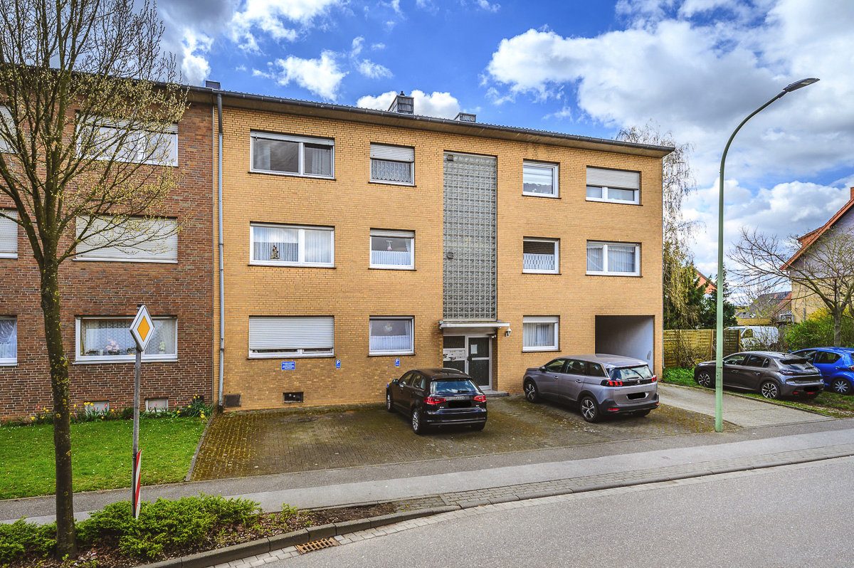 Immobilienangebot - Baesweiler - Renditehäuser - Solides Sechsfamilienhaus mit 3 Garagen und 3 Stellplätzen auf schönem Westgrundstück