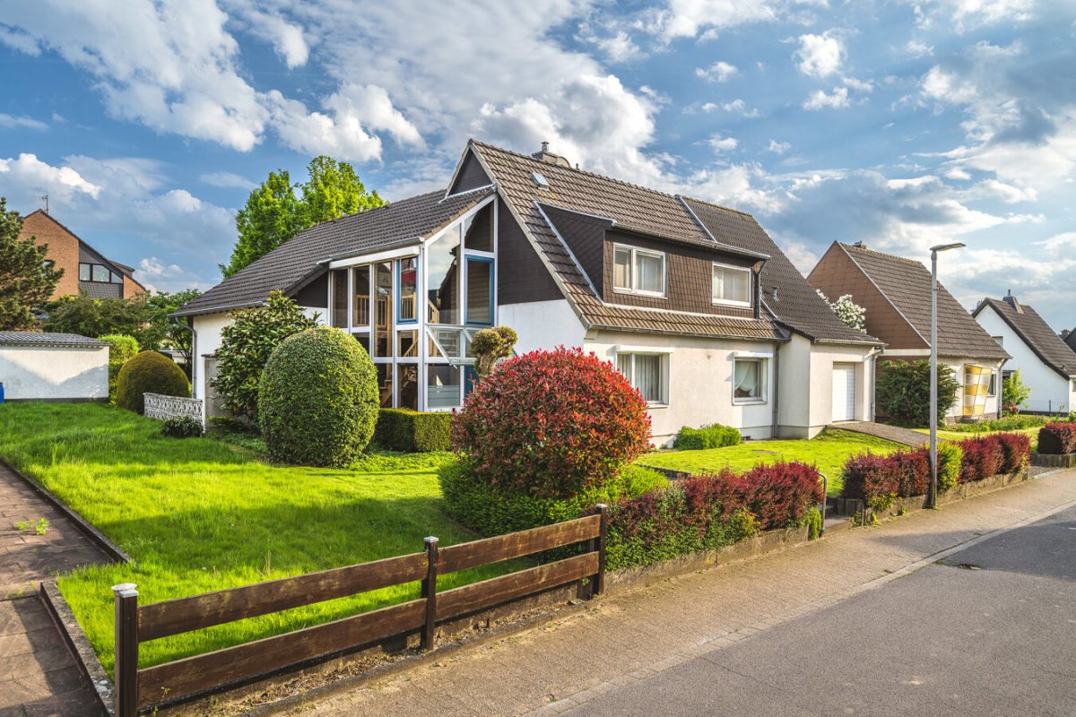 Immobilienangebot - Würselen - Wohnen - Modernes, freistehendes Zweifamilienhaus in bemerkenswertem Pflegezustand in der Teutsiedlung