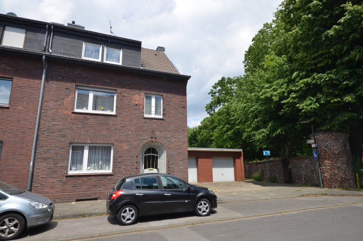 Immobilienangebot - Alsdorf - Wohnen - Bezugsfreies Einfamilienhaus mit 2 Garagen