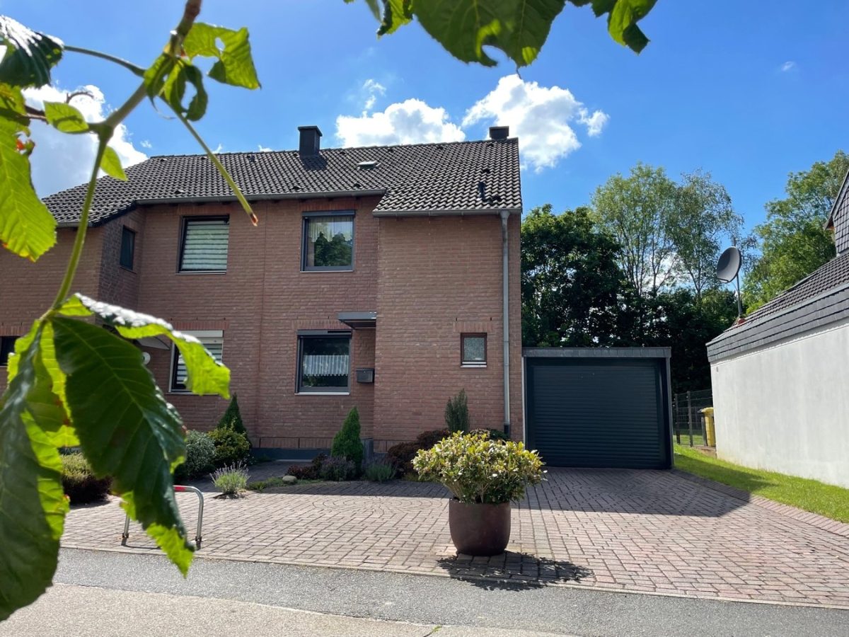 Immobilienangebot - Baesweiler - Wohnen - Verklinkertes Einfamilienhaus mit Garage am Ende einer verkehrsberuhigten Sackgasse