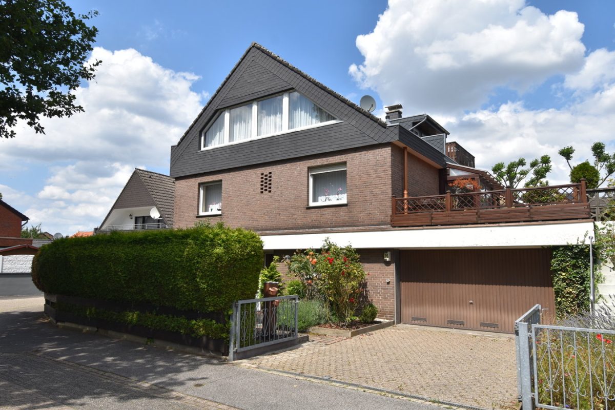 Immobilienangebot - Alsdorf - Wohnen - Großes Einfamilienhaus mit Einliegerwohnung und Garage für drei Fahrzeuge in Mariadorf