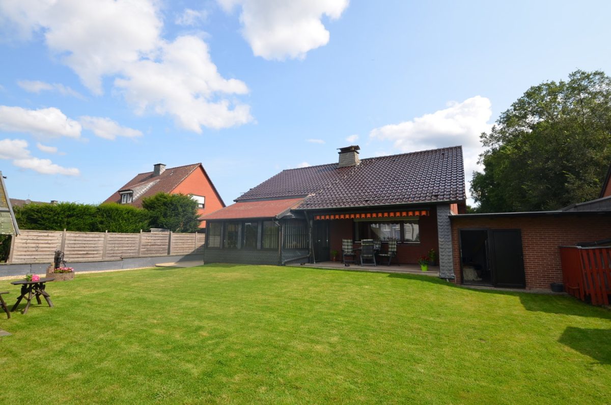 Immobilienangebot - Herzogenrath - Wohnen - Freistehendes Einfamilienhaus mit großem Grundstück