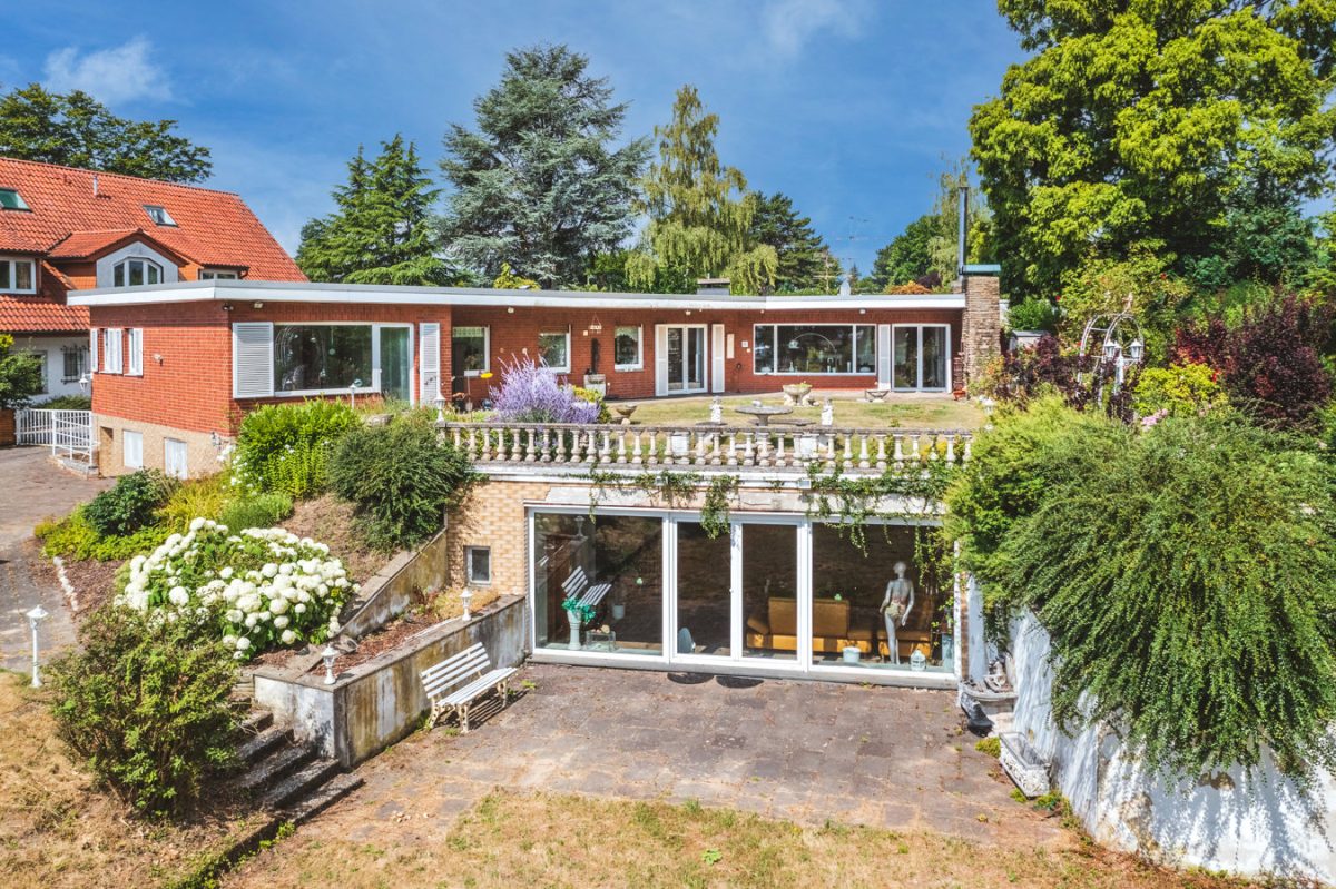 Immobilienangebot - Aachen - Wohnen - Winkelbungalow mit Schwimmbad, Garagenhaus und Traumgrundstück in Laurensberg