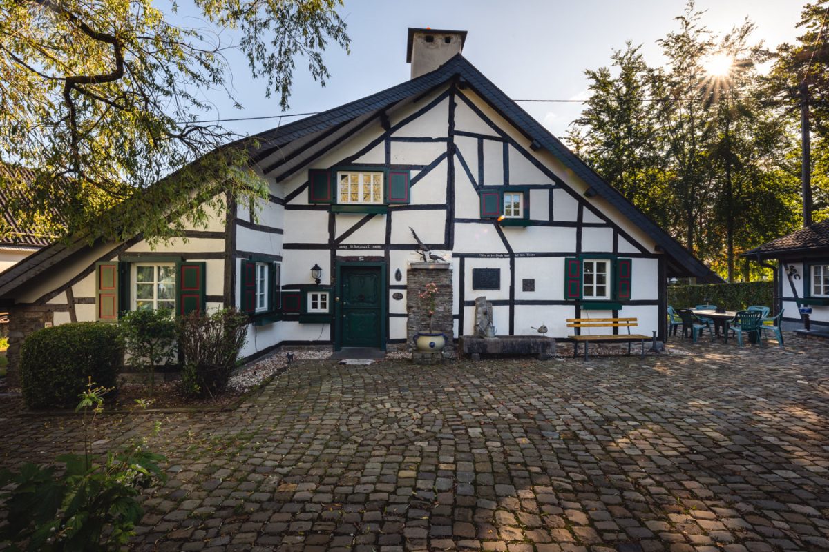 Immobilienangebot - Monschau - Wohnen - Exklusives Baudenkmal mit Gästehaus,  großer  Garage und traumhaftem Grundstück in Höfen