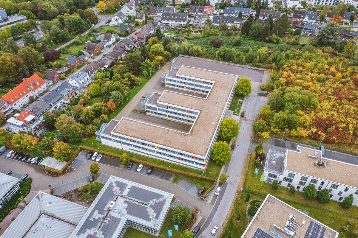 Immobilienangebot - Aachen - Rest/Spezial - Großes Bürogebäude mit 182 PKW Plätzen bietet vielfältige Nutzungsmöglichkeiten auch im Außengelände