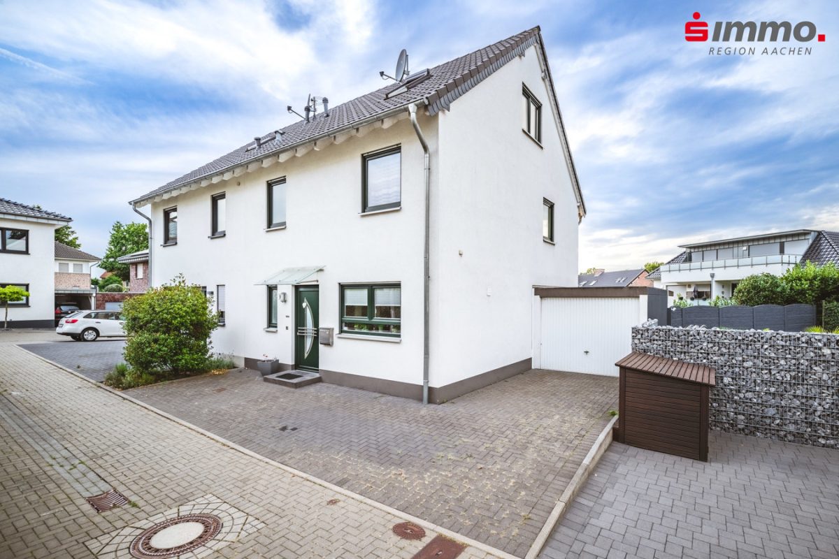 Immobilienangebot - Würselen - Wohnen - Neuwertige Doppelhaushälfte mit Garage am Ende einer Sackgasse