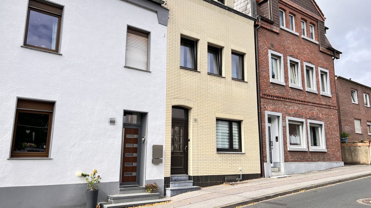 Immobilienangebot - Eschweiler - Wohnen - Modernisiertes Einfamilienhaus mit großem Gartengrundstück