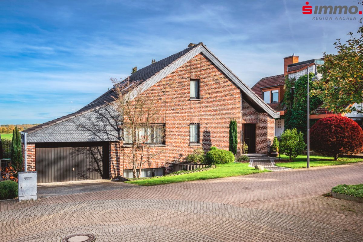 Immobilienangebot - Aachen - Wohnen - Geräumiges Einfamilienhaus mit Garage 
am Rand von Wiesen und Feldern in
ruhiger Anliegerstraße