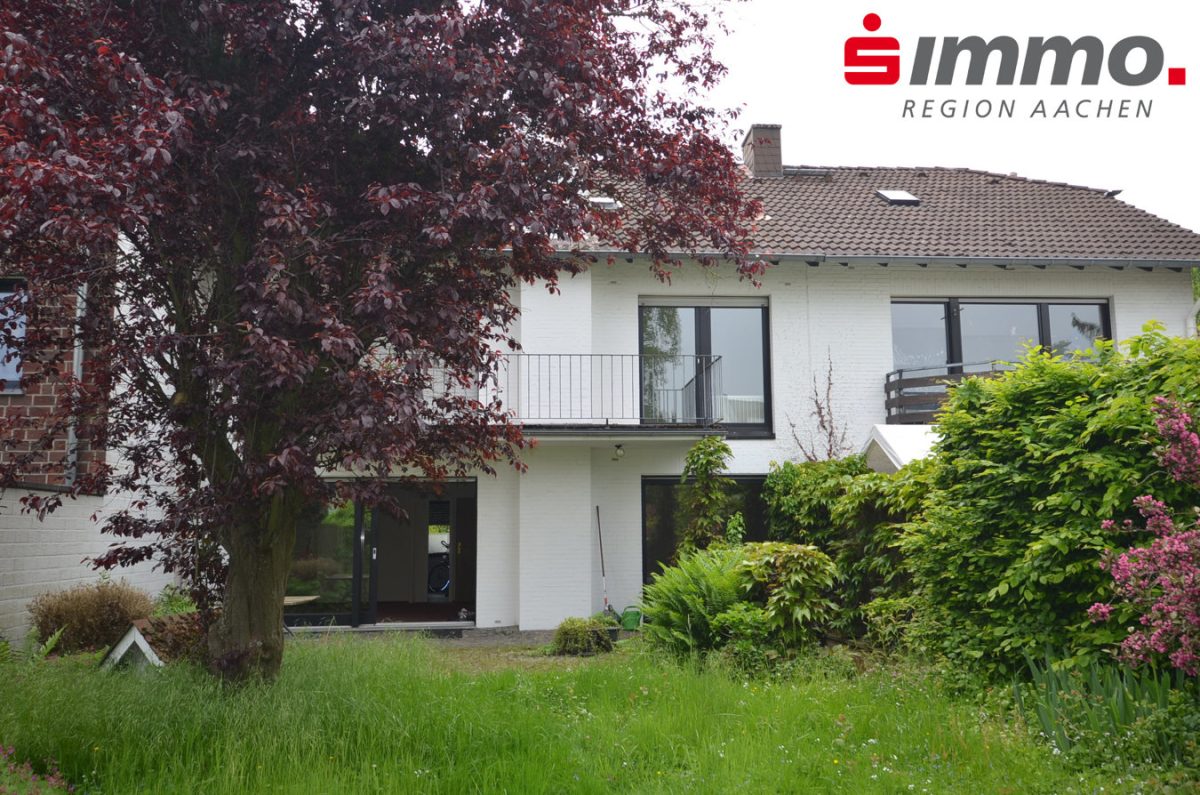 Immobilienangebot - Baesweiler - Wohnen - Großzügiges Einfamilienhaus mit Garage und Carport im Stadtzentrum