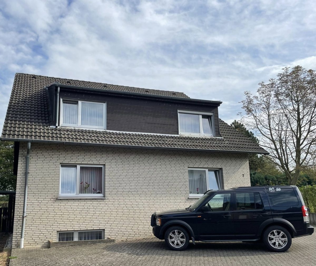 Immobilienangebot - Herzogenrath - Wohnen - Freistehendes Zweifamilienhaus mit Garage und großem Grundstück