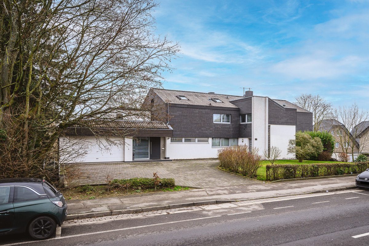 Immobilienangebot - Aachen - Wohnen - Bürogebäude mit Penthousewohnung und viel Entwicklungspotenzial 
Nähe Aachener Kreuz