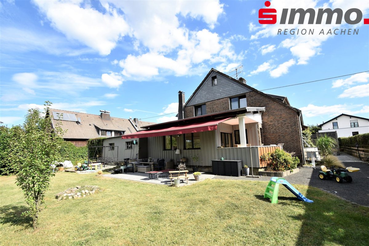 Immobilienangebot - Simmerath-Strauch - Wohnen - Zweifamilienhaus mit 2 Garagen und großem Gartengrundstück, aufgeteilt in 2 Eigentumswohnungen
