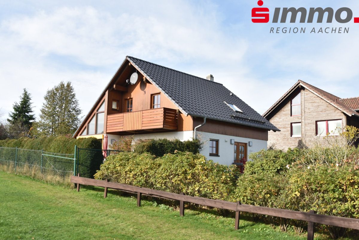 Immobilienangebot - Monschau - Wohnen - Gemütliches Einfamilienhaus in Fertigbauweise mit großem Grundstück und 2 Garagen in ruhiger Lage