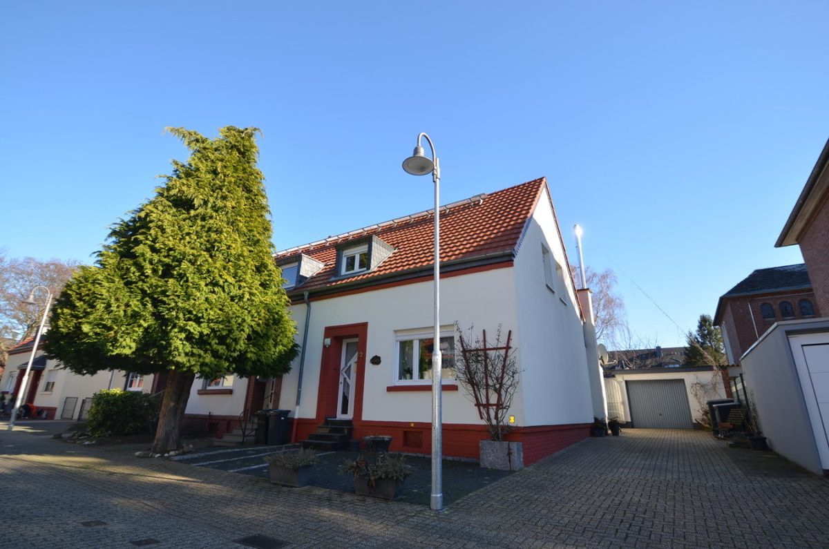 Immobilienangebot - Alsdorf - Wohnen - Renoviertes Einfamilienhaus mit Garage
