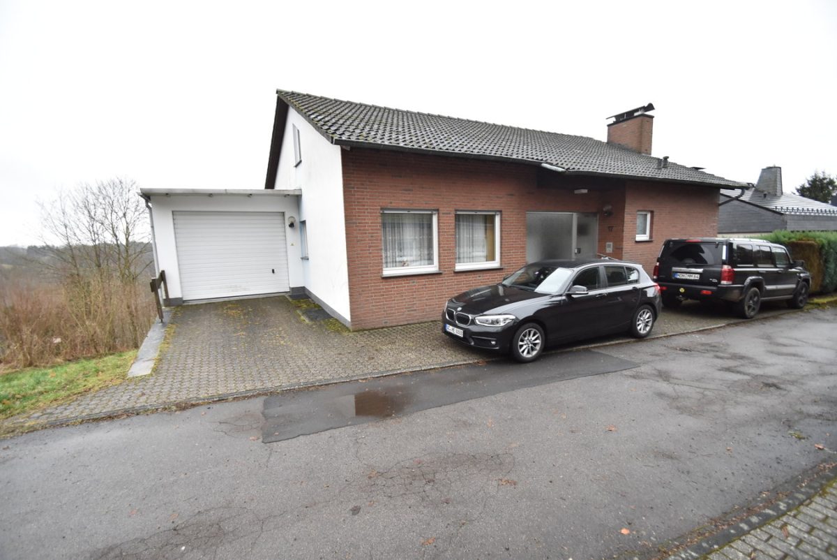 Immobilienangebot - Monschau - Wohnen - Freistehendes Einfamilienhaus mit 2 Garagen und herrlichem Blick auf die Stadt Monschau