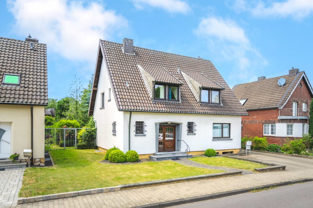 Immobilienangebot - Würselen - Wohnen - Großes Freistehendes Einfamilienhaus mit kleiner Gewerbehalle
und zwei Garagen in Broichweiden