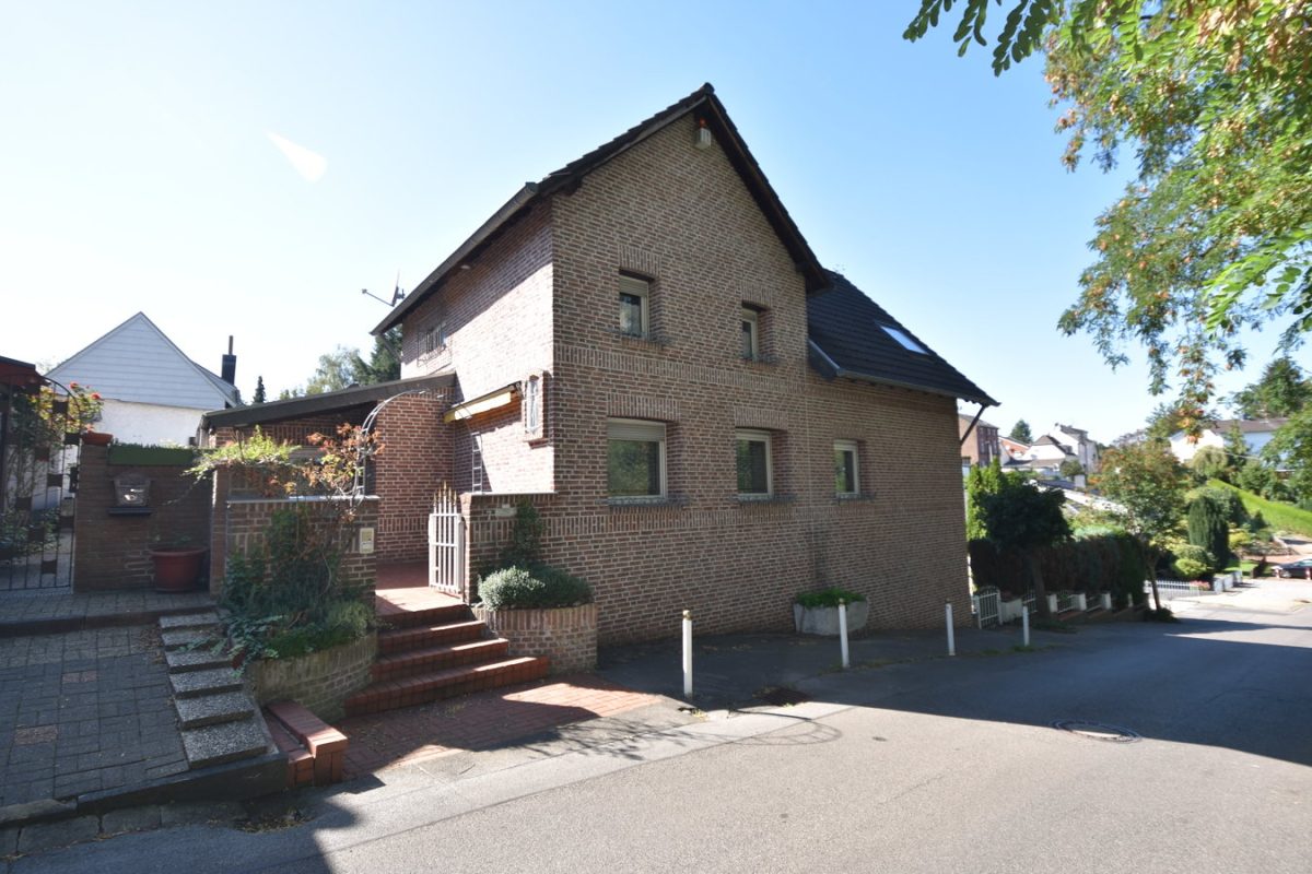 Immobilienangebot - Herzogenrath - Wohnen - Freistehendes Einfamilienhaus in begehrter Wohnlage von Herzogenrath-Kohlscheid
