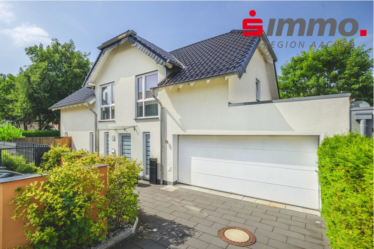 Immobilienangebot - Herzogenrath - Wohnen - Freistehendes Einfamilienhaus mit Pool und Doppelgarage im Herzen von Herzogenrath