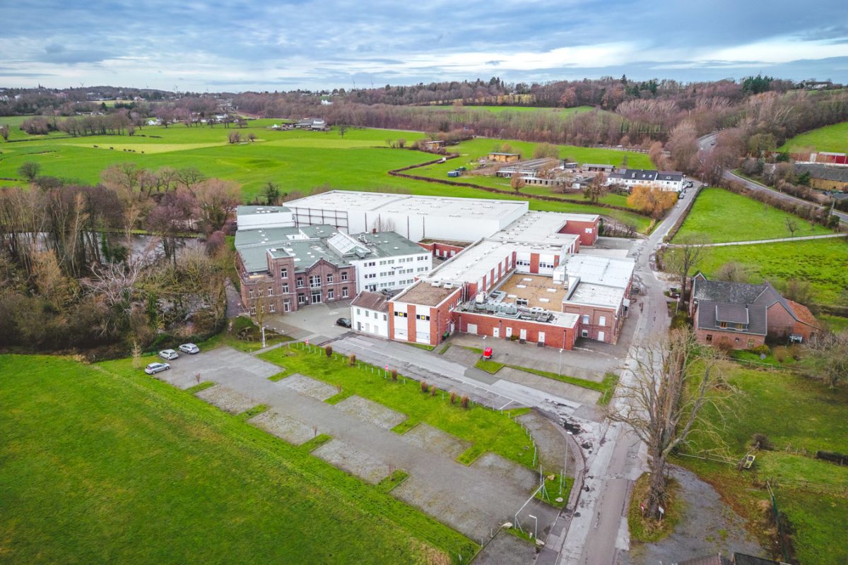 Immobilienangebot - Aachen - Rest/Spezial - Großflächige Lagerhalle mit LKW-Verladestationen und Büroflächen in direkter Autobahnnähe!