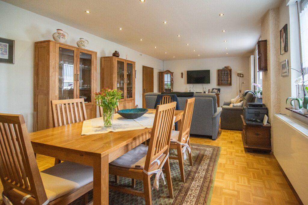 Immobilienangebot - Herzogenrath - Wohnen - Niederbardenberg
Gepflegtes Zweifamilienhaus mit Garage und großem Garten