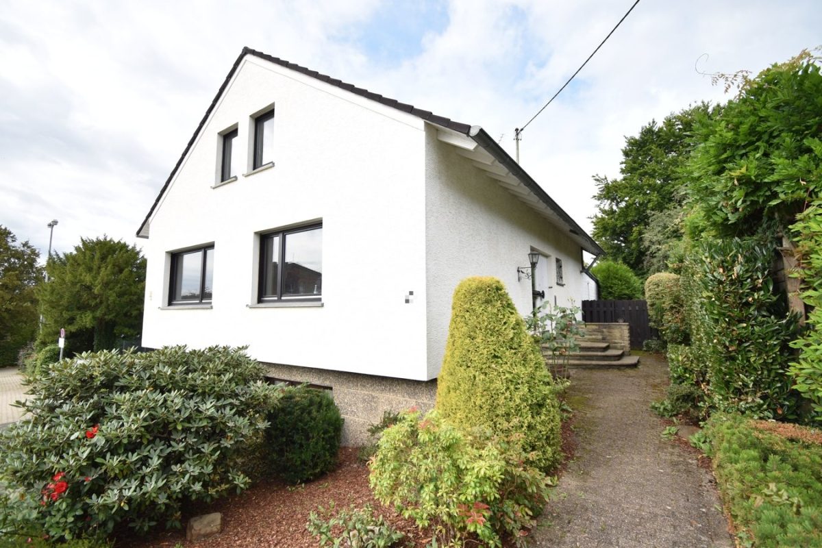 Immobilienangebot - Aachen-Walheim - Renditehäuser - Bezugsfreies, freistehendes Einfamilienhaus mit Geschäftslokal und Garage
