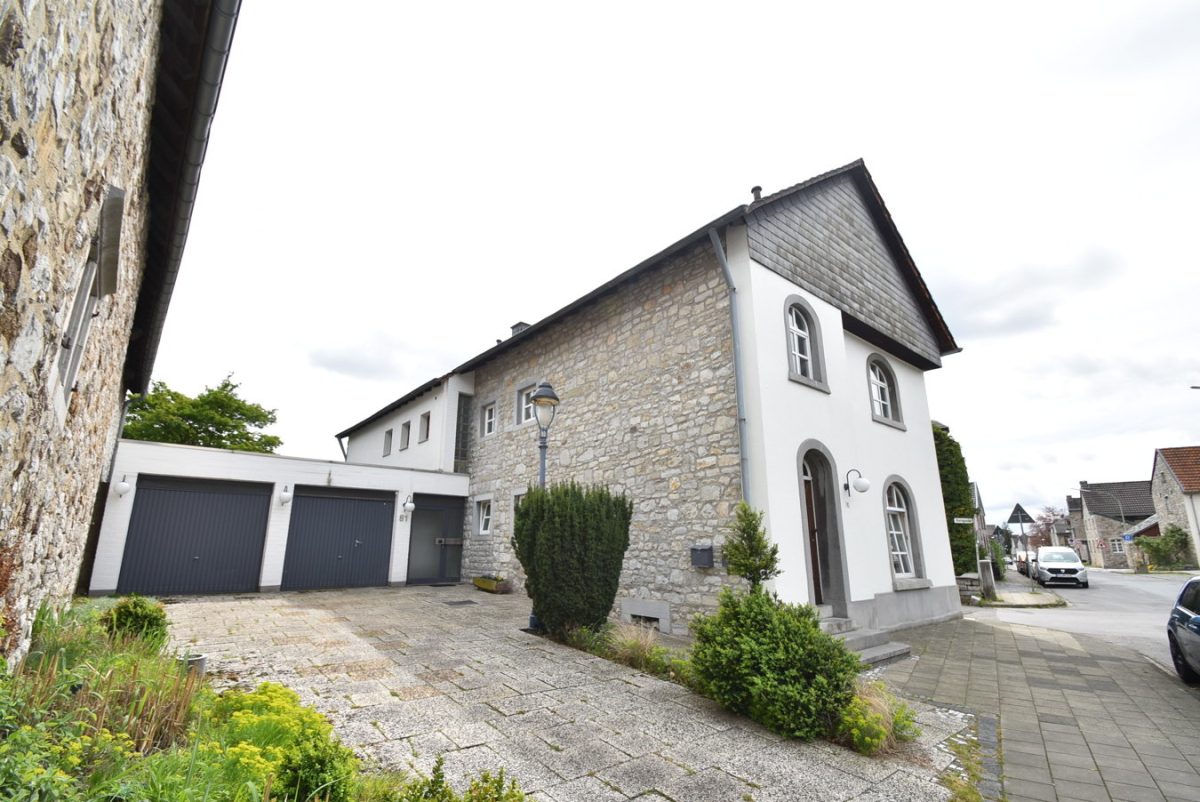 Immobilienangebot - Stolberg - Breinig - Wohnen - Exklusives Wohnen mit unverbautem Blick in die Eifel, inklusive 2-Familienhaus