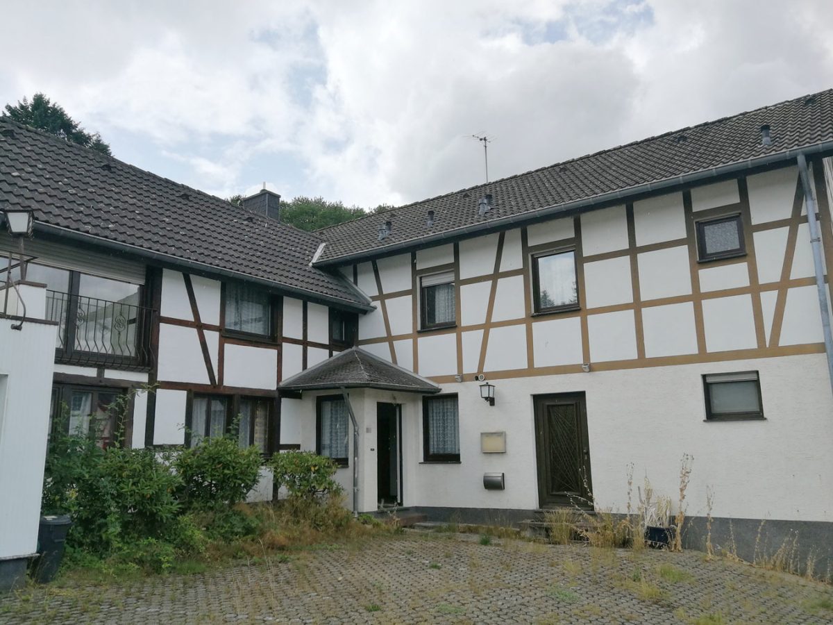 Immobilienangebot - Simmerath - Wohnen - Freistehendes Einfamilienhaus mit Garage und Rurseeblick