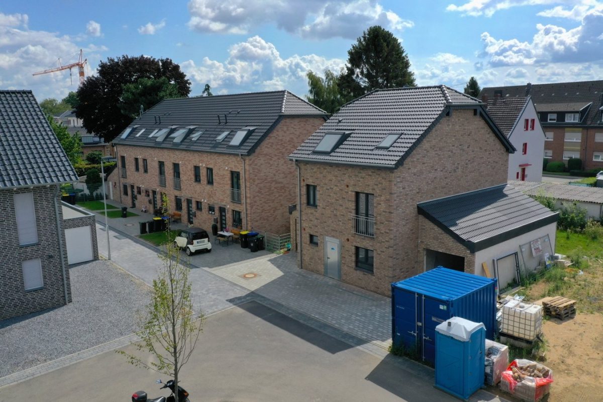 Immobilienangebot - Baesweiler - Wohnen - Schlüsselfertiges Einfamilienhaus mit zwei Garagen am Stadtzentrum von Baesweiler
