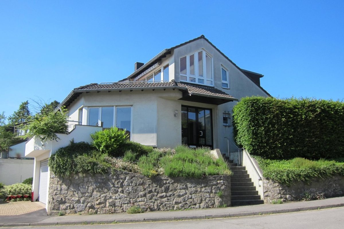 Immobilienangebot - Aachen - Wohnen - Großes Einfamilienhaus mit Doppelgarage und vielseitigen Nutzungsmöglichkeiten in Laurensberg