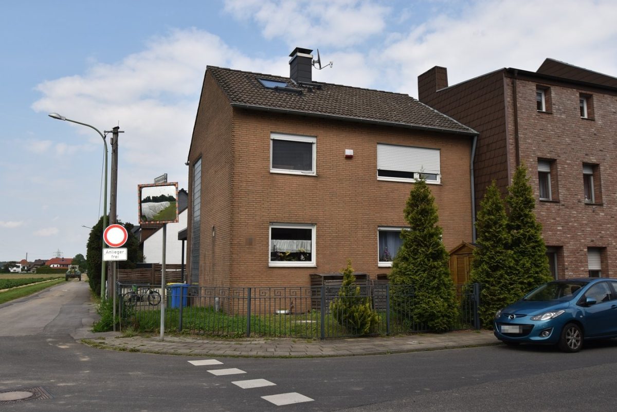 Immobilienangebot - Düren - Wohnen - Einseitig angebautes Einfamilienhaus mit Garage in gefragter Lage von 52355 Düren-Gürzenich