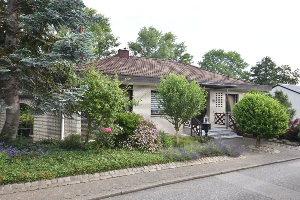 Immobilienangebot - Herzogenrath / Straß - Wohnen - Top gepflegtes, freistehendes Einfamilienhaus mit Einliegerwohnung in Herzogenrath-Straß