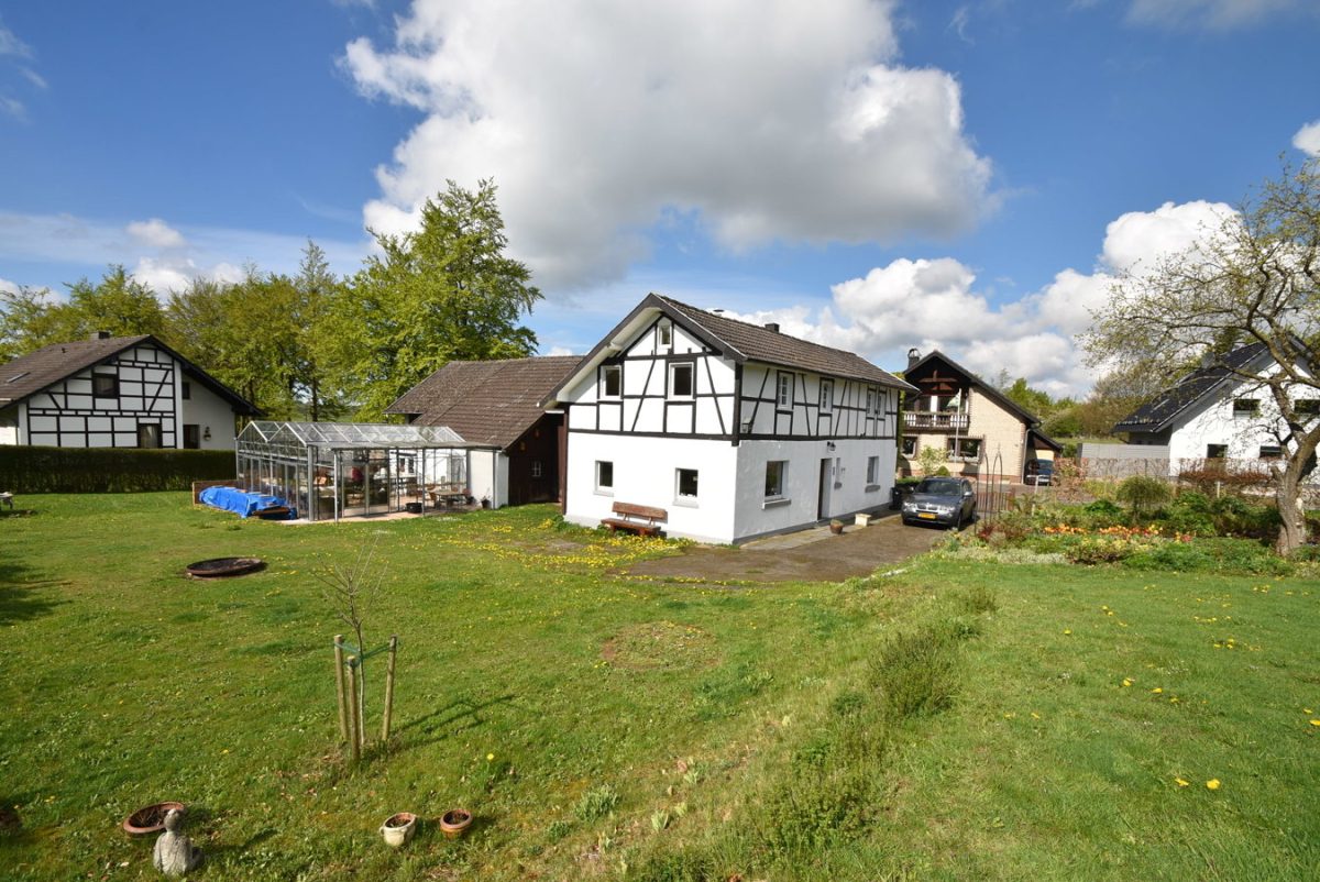 Immobilienangebot - Monschau-Rohren - Wohnen - Teilmodernisierter Bauernhof mit großem Grundstück, weiterer Baufläche und Wintergartenanbau