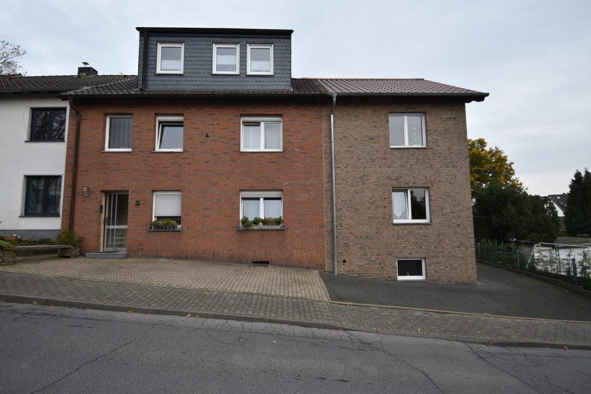 Immobilienangebot - Würselen - Wohnen - Großzügig zugeschnittene 5-Zimmerwohnung mit Balkon und PKW-Stellplatz in direkter Nähe zum Wurmtal