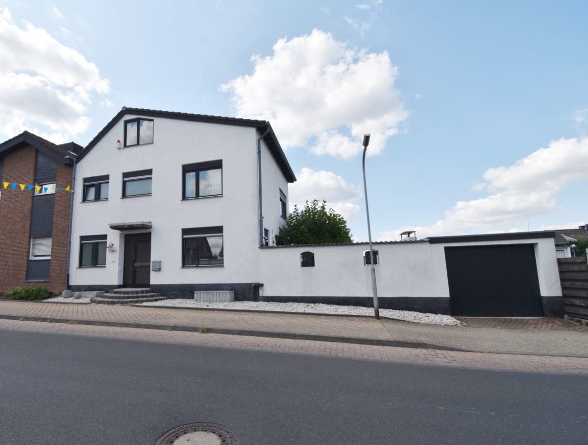Immobilienangebot - Alsdorf - Wohnen - Großzügig geschnittenes Einfamilienhaus mit Garage in beliebter Wohnlage von Alsdorf