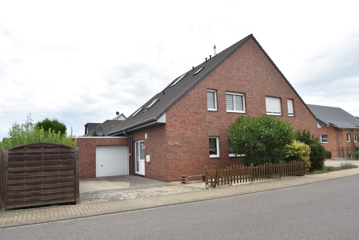 Immobilienangebot - Niederzier - Wohnen - Ansprechende Doppelhaushälfte mit pflegeleichtem Garten