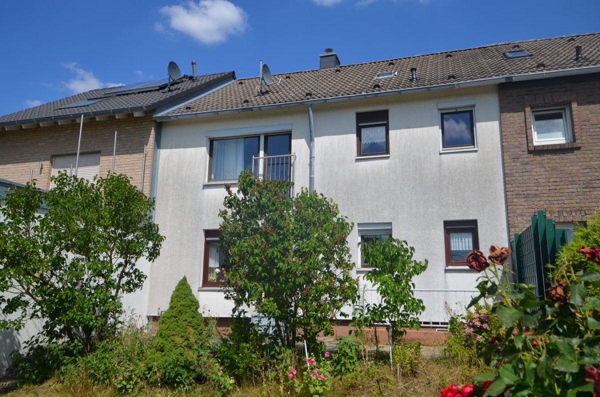 Immobilienangebot - Baesweiler - Wohnen - Bezugsfreies Zweifamilienhaus mit herrlichem Freiblick