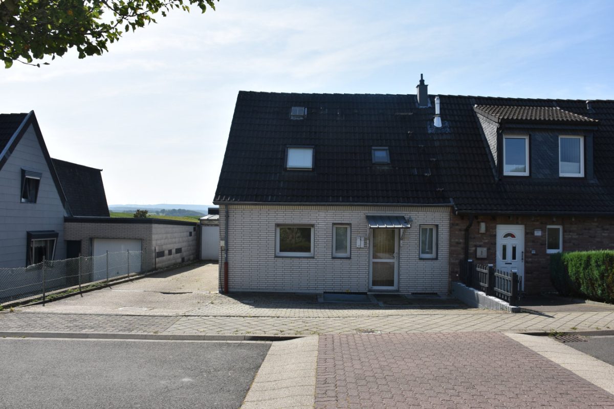 Immobilienangebot - Stolberg - Wohnen - Bezugsfreies Zweifamilienhaus in sehr beliebter Wohnlage von Mausbach