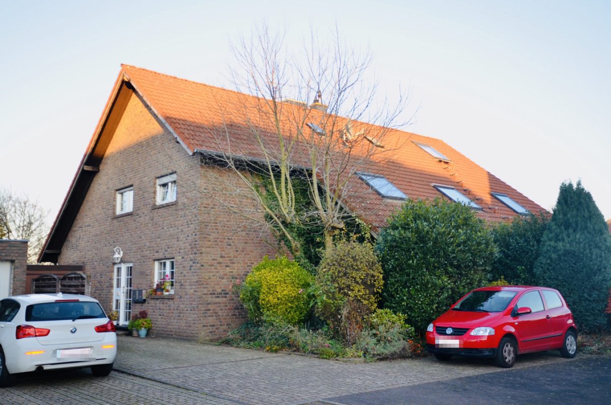 Immobilienangebot - Baesweiler - Wohnen - Zweifamilienhaus mit Garage großem Grundstück