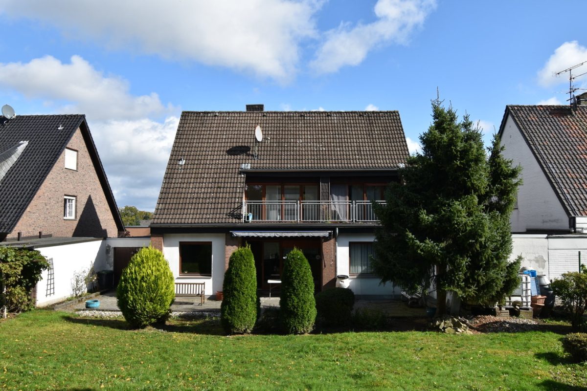 Immobilienangebot - Würselen - Wohnen - Rasergelände - Würselen!
Freistehendes Zweifamilienhaus mit tollem Grundstück in bester Wohnlage