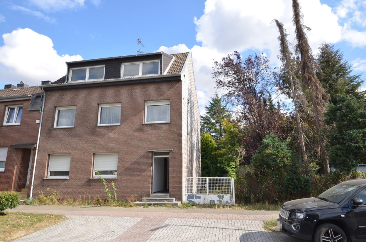 Immobilienangebot - Alsdorf - Wohnen - Großzügiges Zweifamilienhaus mit drei Garagen