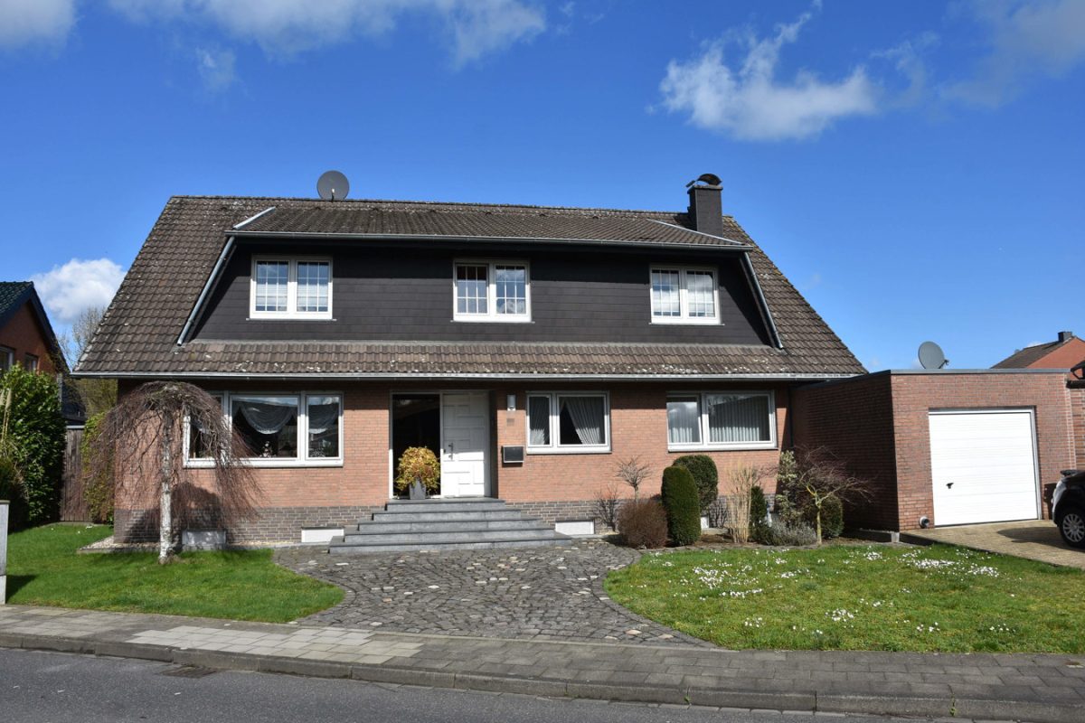 Immobilienangebot - Eschweiler - Wohnen - Ruhig gelegenes Zweifamilienhaus in Eschweiler-Dürwiß