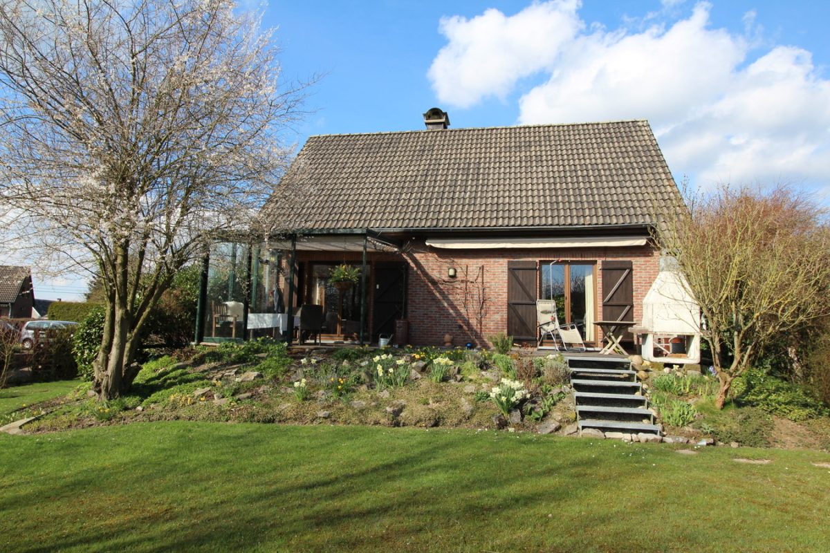 Immobilienangebot - Raeren - Wohnen - Freistehendes Einfamilienhaus mit Garage auf schönem Grundstück in Südausrichtung im Ortsteil Raeren