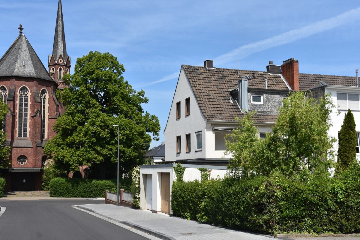 Immobilienangebot - Eschweiler - Wohnen - Renovierungsbedürftiges Dreifamilienhaus in ruhiger, zentraler Lage