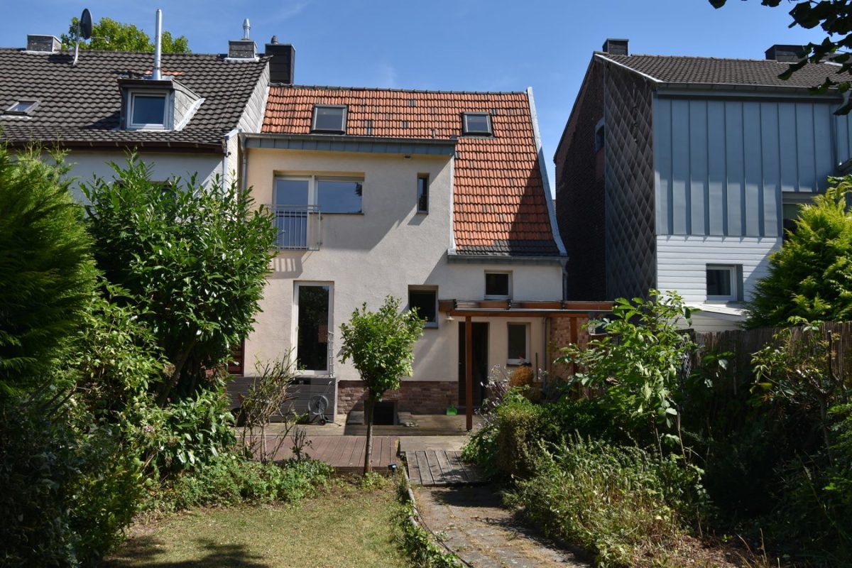 Immobilienangebot - Würselen - Wohnen - Bezugsfreies Einfamilienhaus mit großem, sonnigem Garten in Haal
