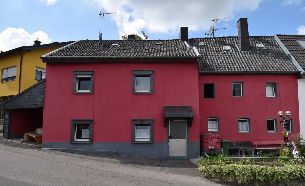 Immobilienangebot - Aachen - Wohnen - Modernisierungsbedürftiges Einfamilienhaus mit zwei Einliegerwohnungen und großem Grundstück in Hahn